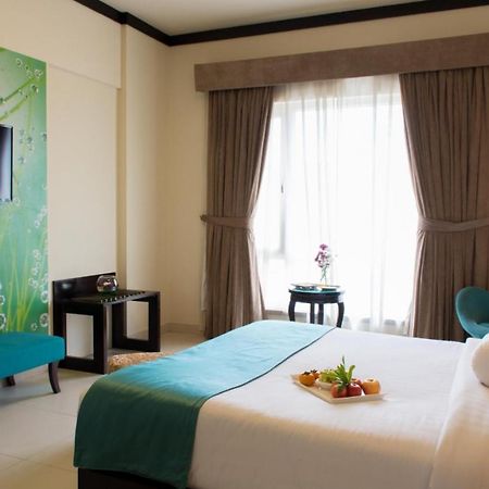 Готель Ramada By Wyndham Karachi Creek Екстер'єр фото