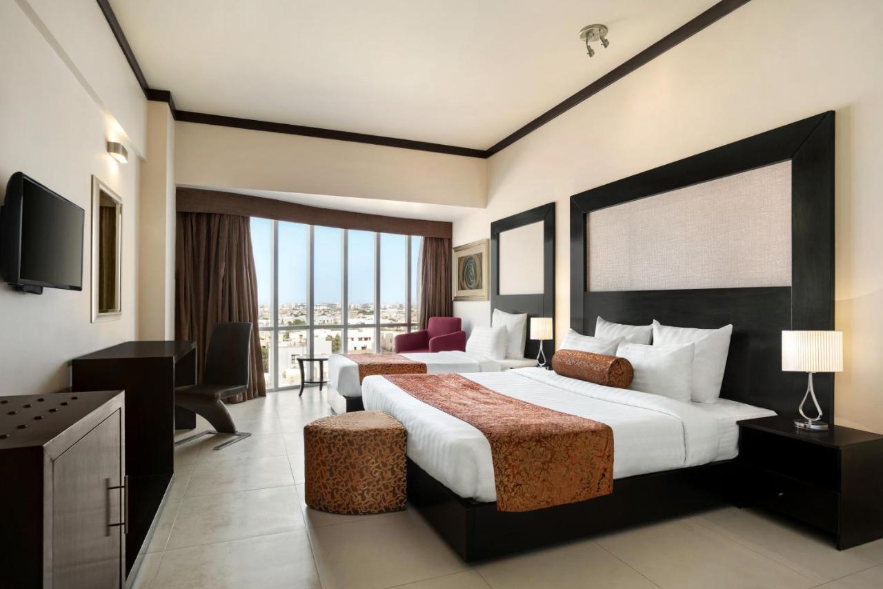 Готель Ramada By Wyndham Karachi Creek Екстер'єр фото