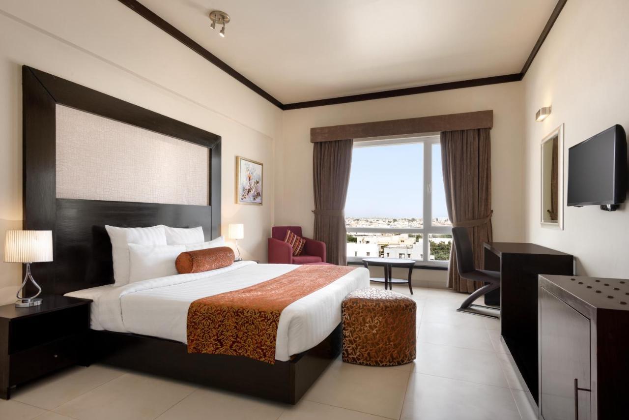 Готель Ramada By Wyndham Karachi Creek Екстер'єр фото
