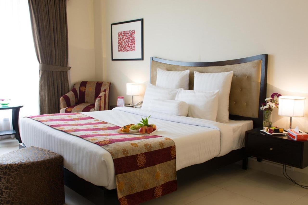 Готель Ramada By Wyndham Karachi Creek Екстер'єр фото