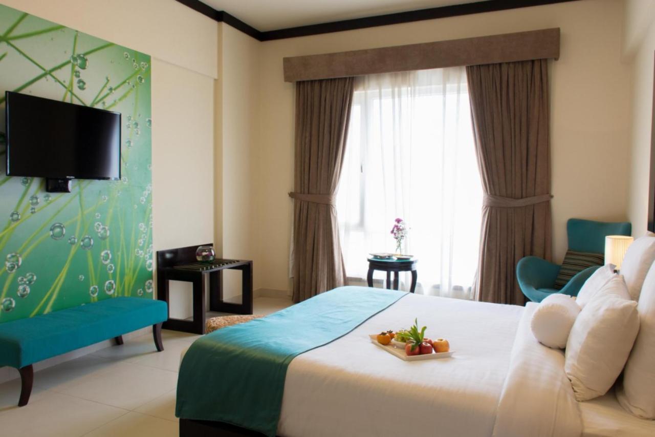 Готель Ramada By Wyndham Karachi Creek Екстер'єр фото