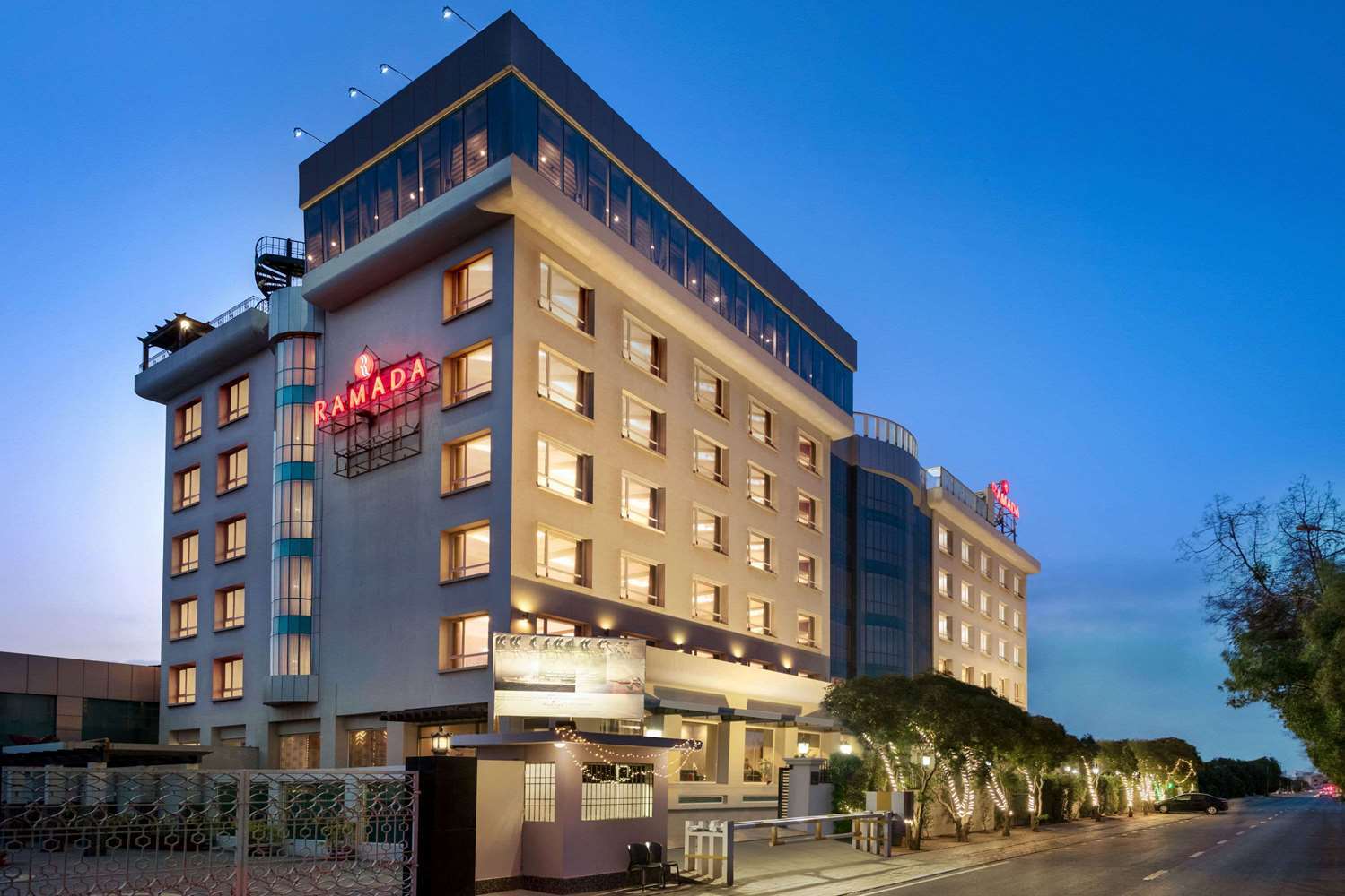 Готель Ramada By Wyndham Karachi Creek Екстер'єр фото