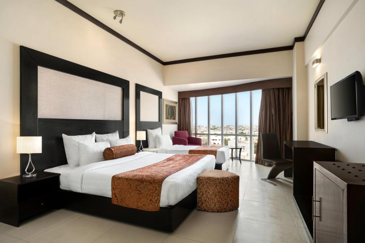Готель Ramada By Wyndham Karachi Creek Екстер'єр фото